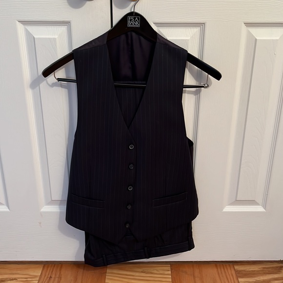 Jos A Bank (Joseph collection), 3 piece suit. Navy pinstripe. Size 42R - Picture 5 of 11